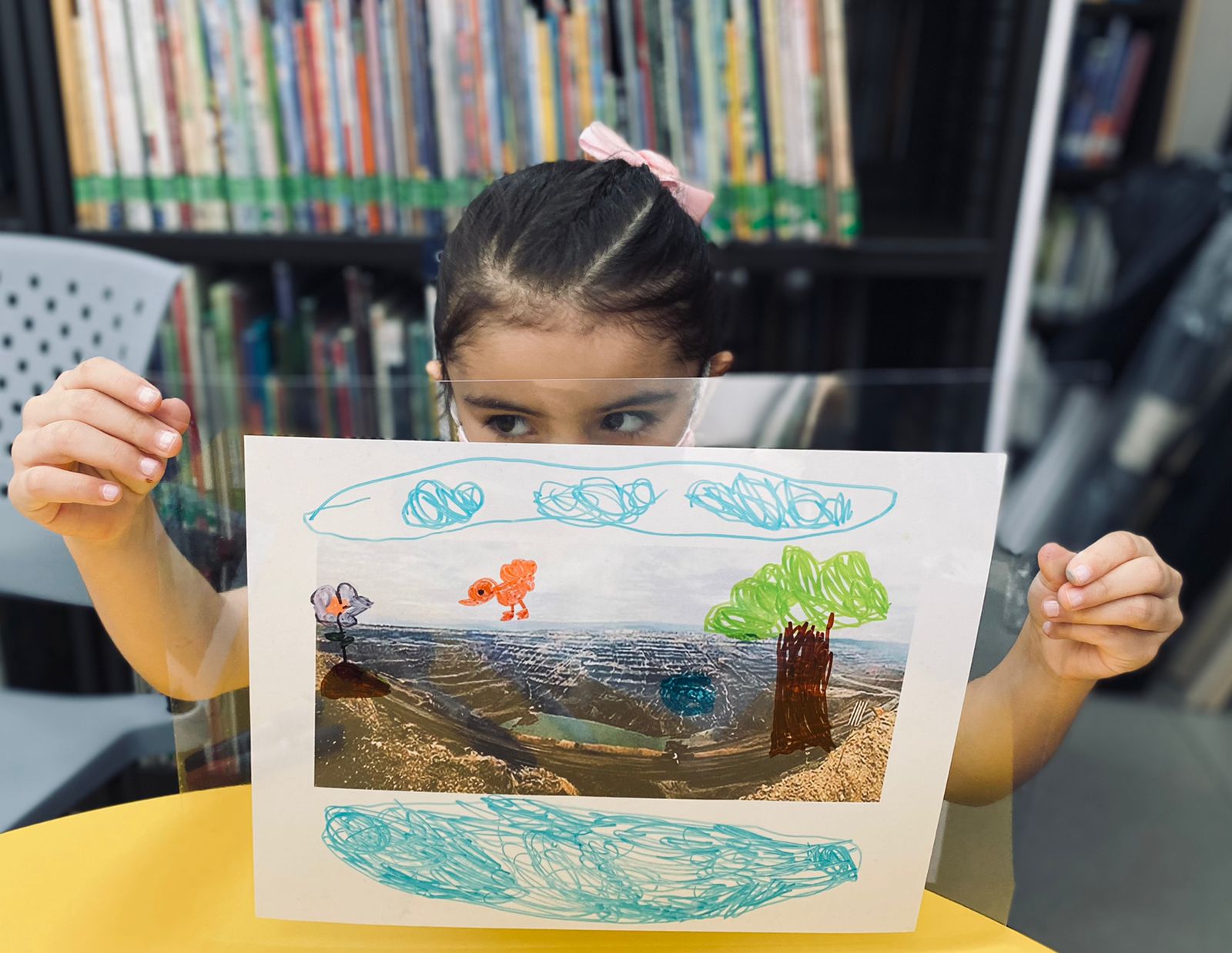 Usuaria participando en el laboratorio de creación artística en la biblioteca