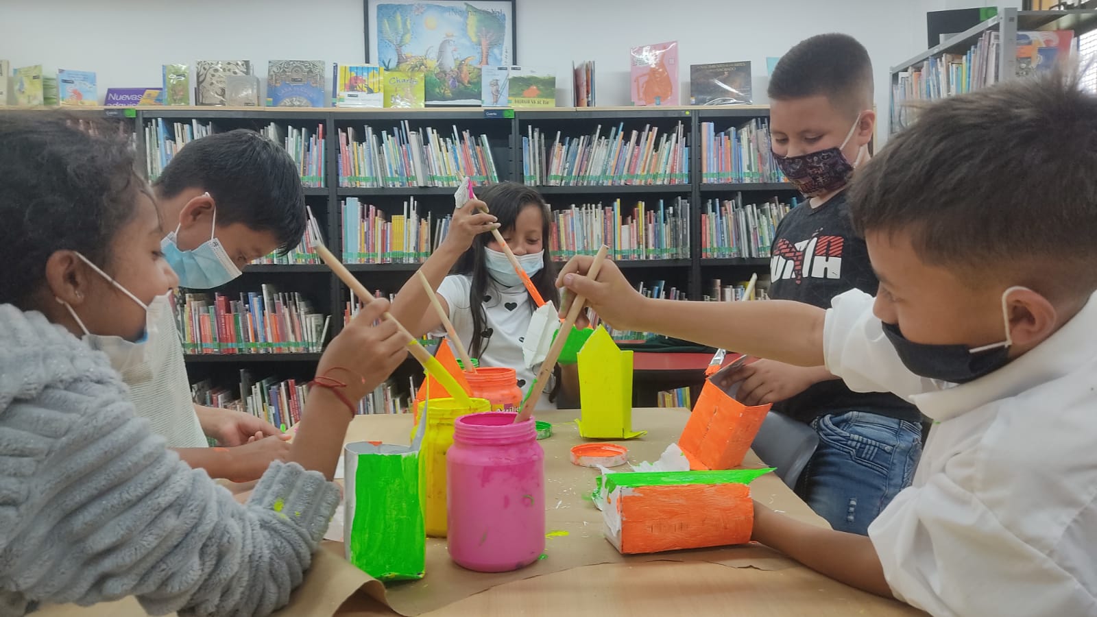 Niños pintando con temperas