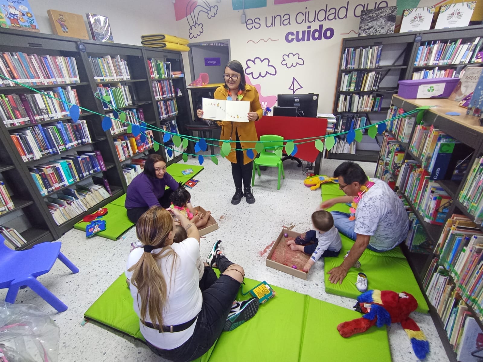 Familias y cuidadores participando en experiencias lúdicas y sensoriales en la biblioteca