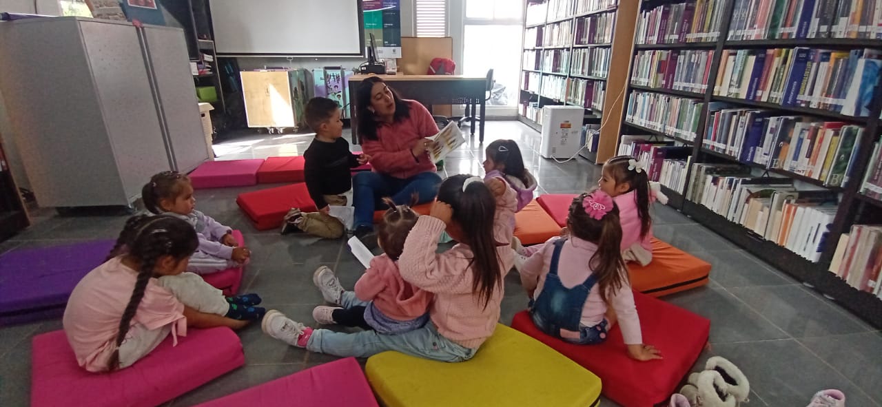 Niñas participando de actividad en la biblioteca