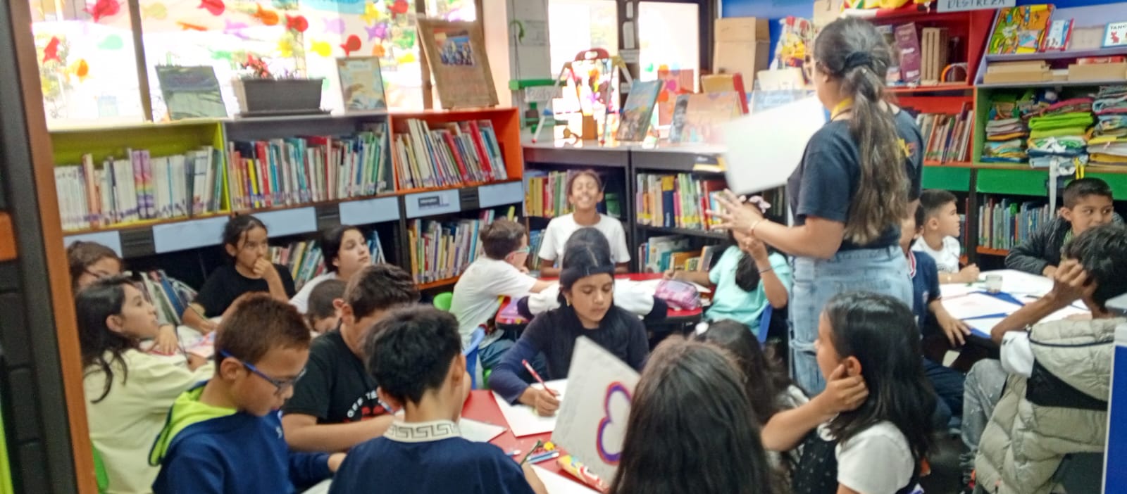 Niñas y niños participando de actividad