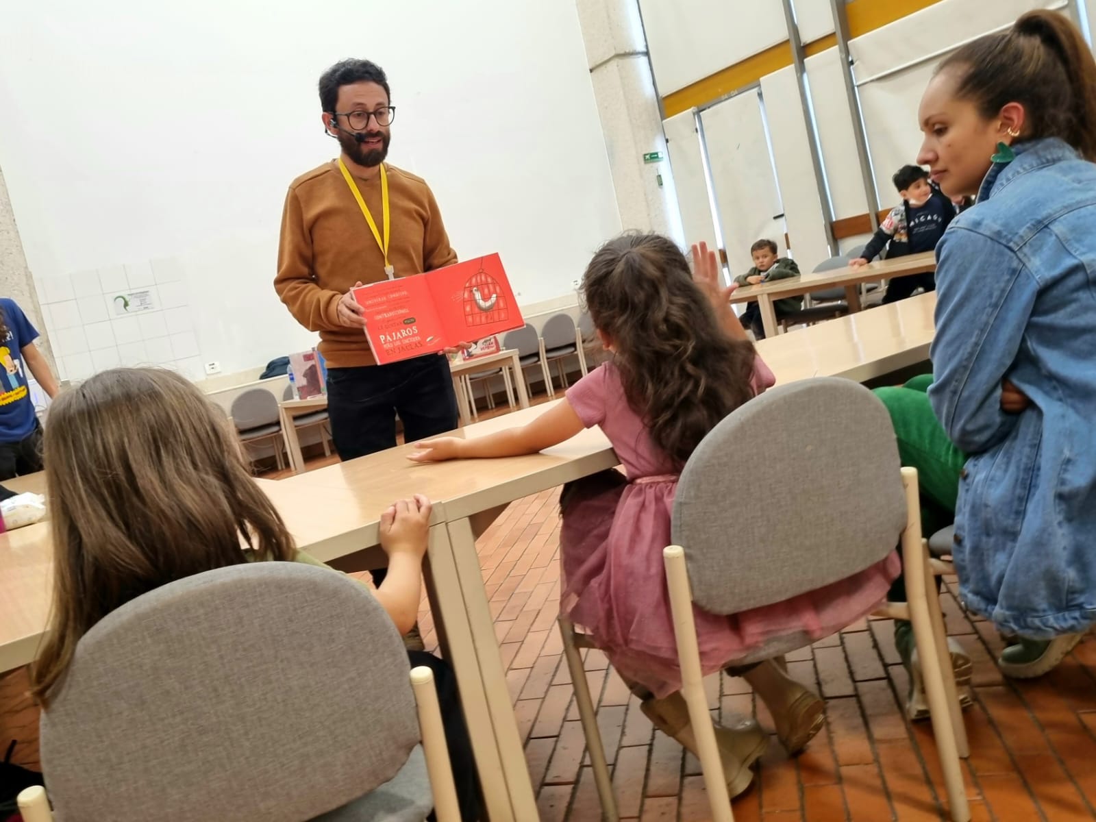 Promotor de lectura leyéndole a niños y niñas