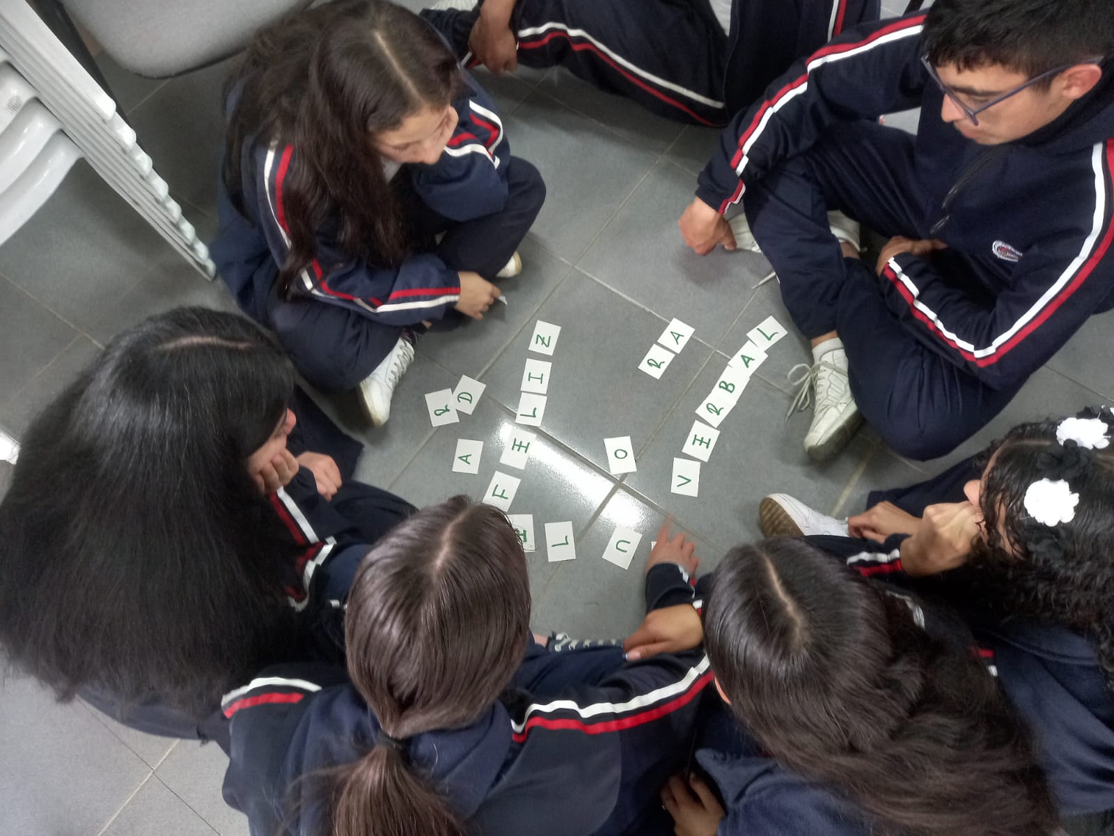 Niños jugando con letras