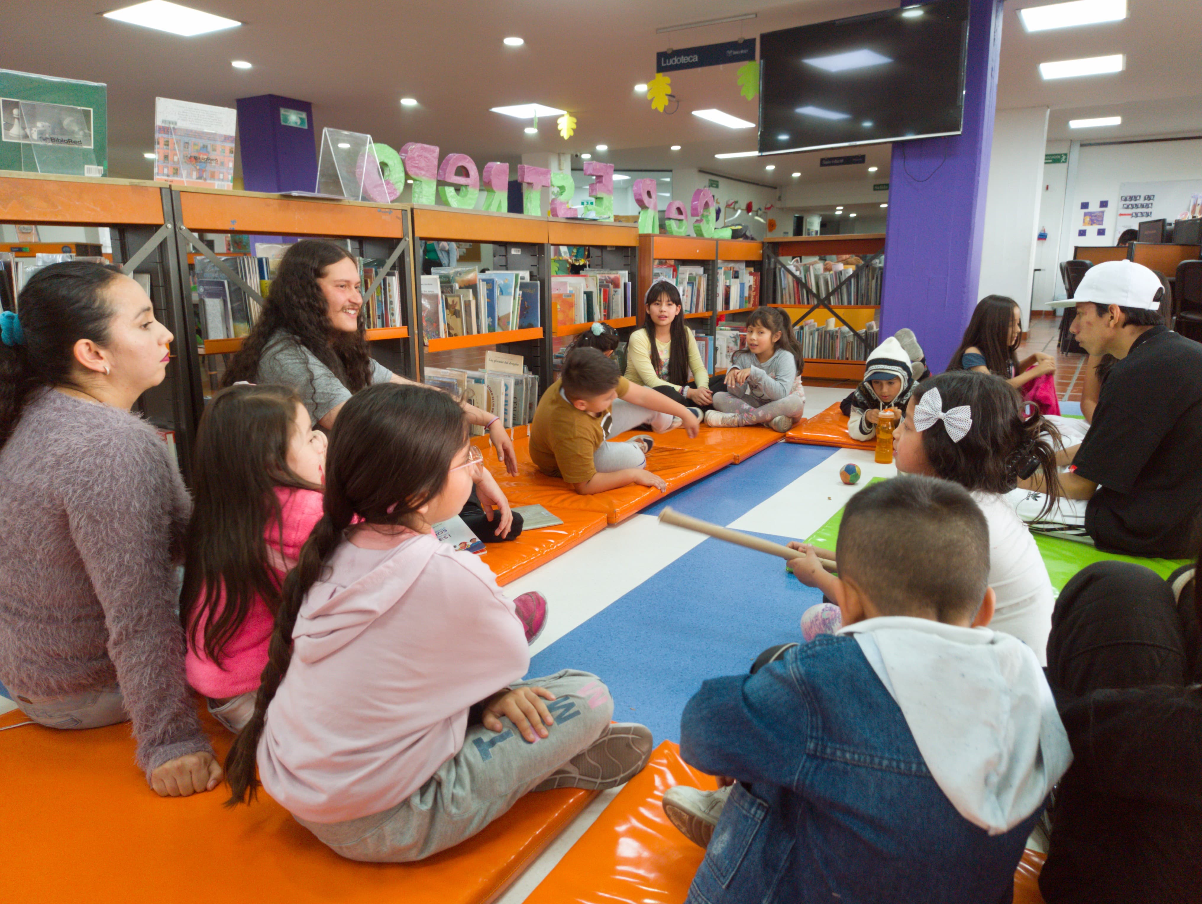 Niñas y niños participando de actividad en la biblioteca