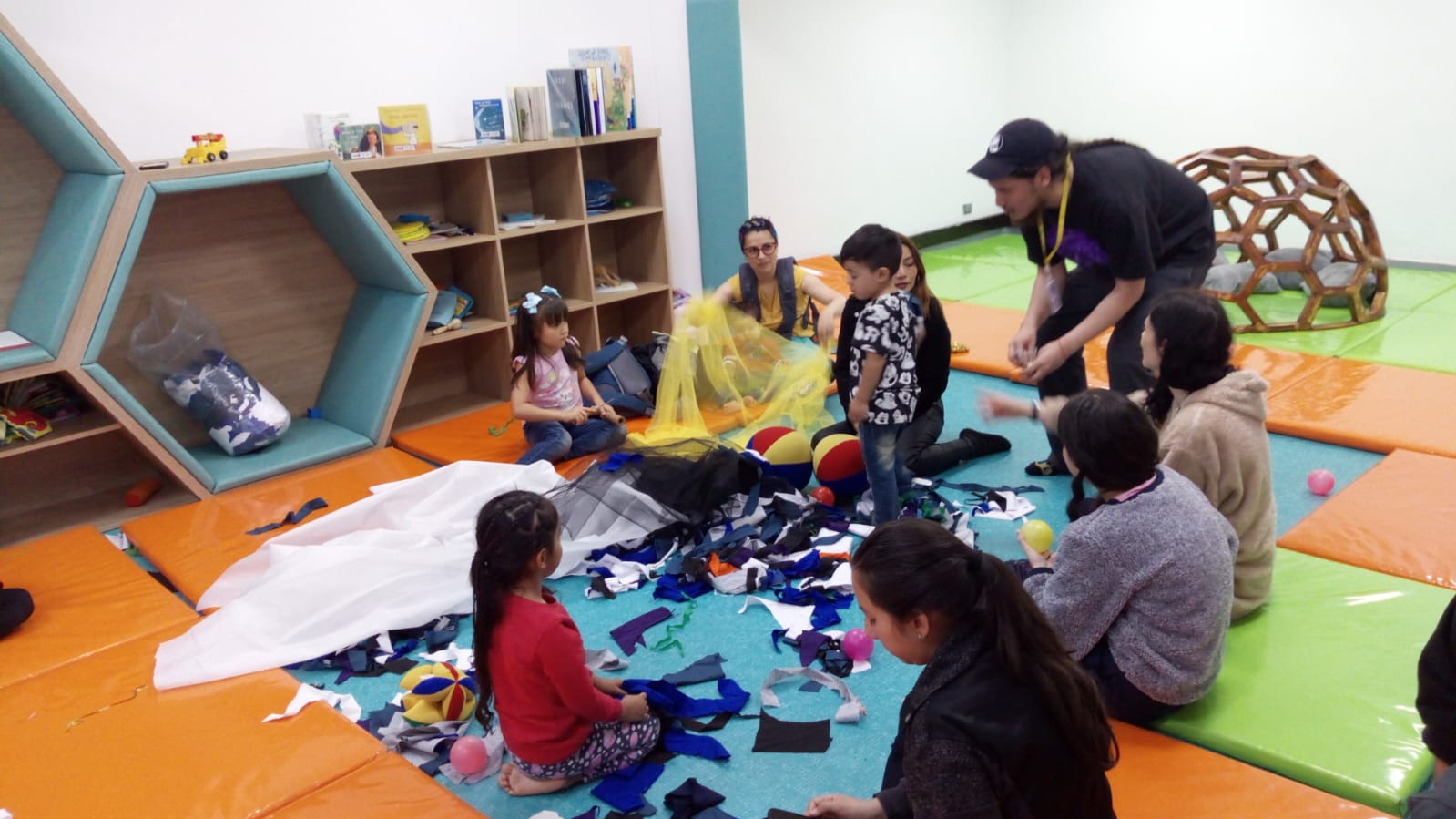 Bebés y sus cuidadores participando de actividades lúdicas en la biblioteca