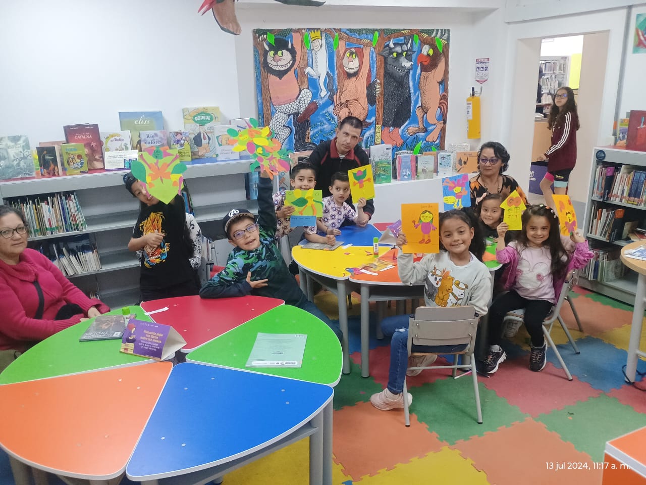 Infancias y sus cuidadores disfrutando de la literatura infantil