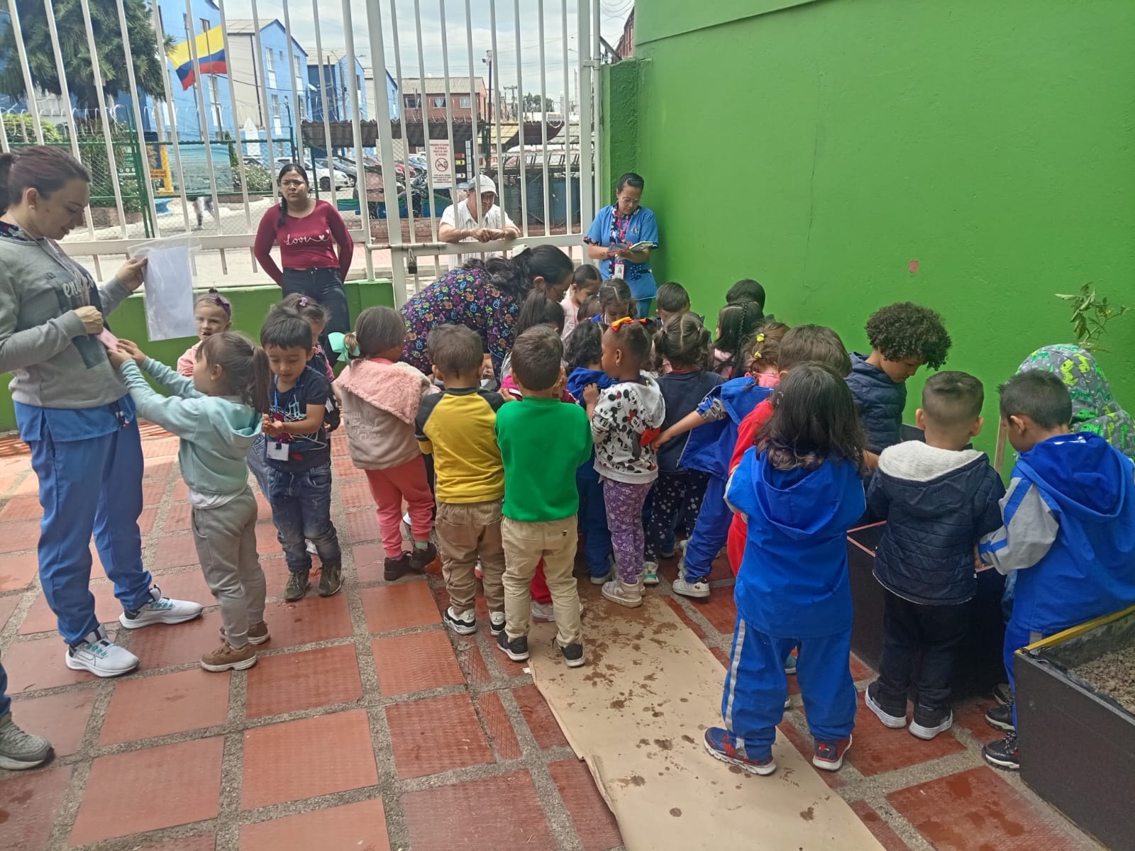 Infancias participando en el club de lectura infantil en la biblioteca