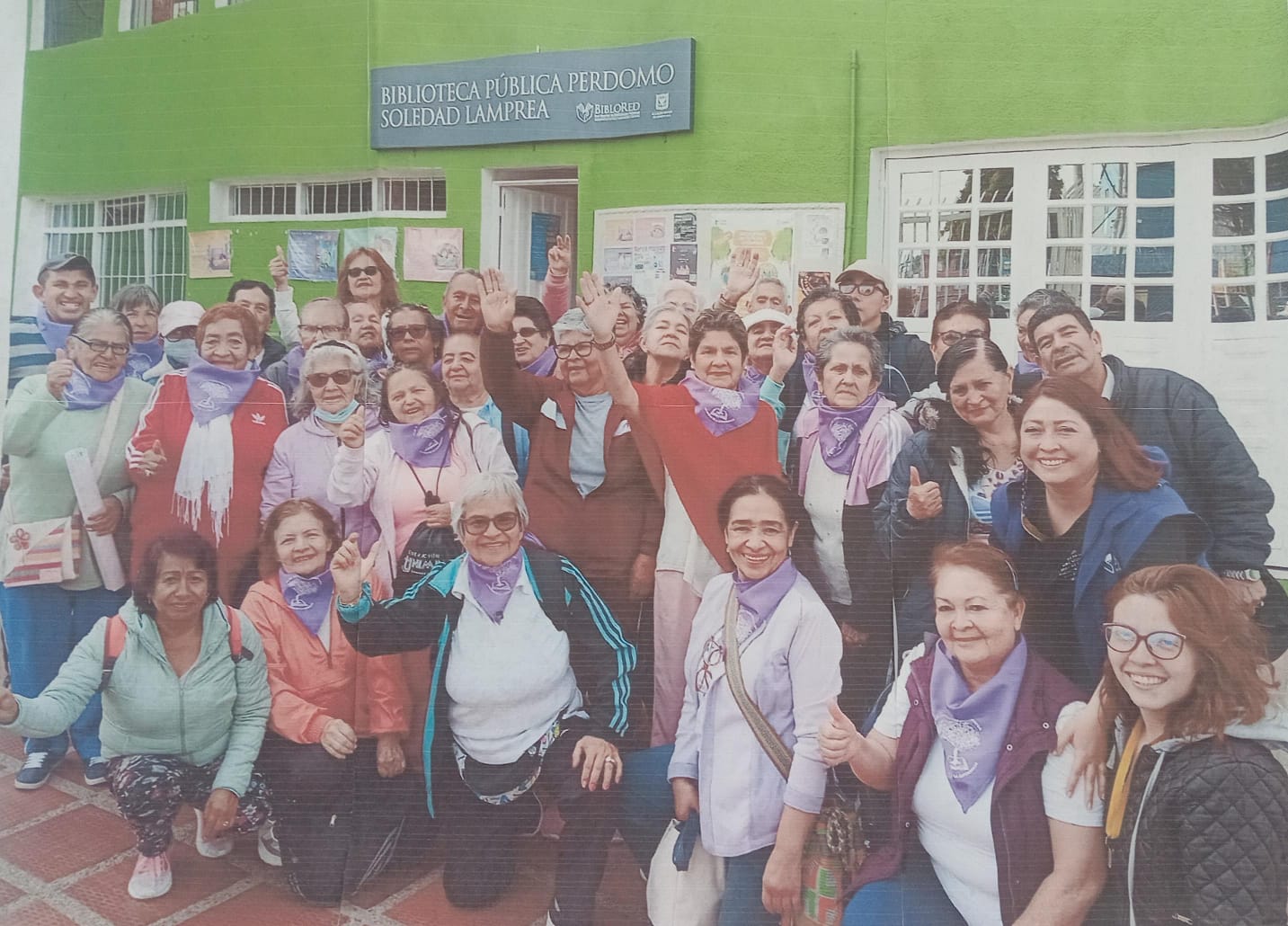 Adultos participando en la biblioteca