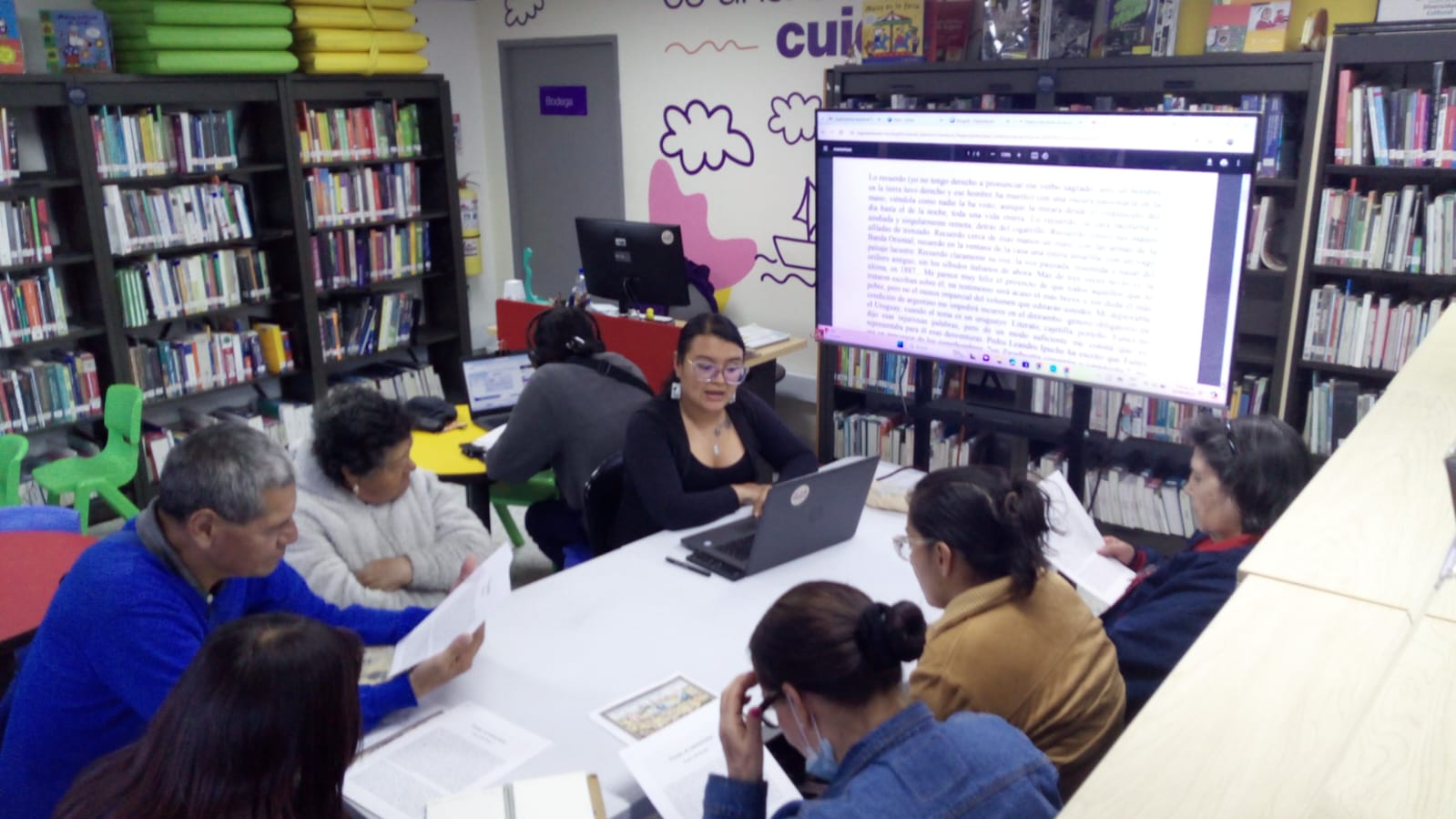 Adultos participando de actividad en la biblioteca