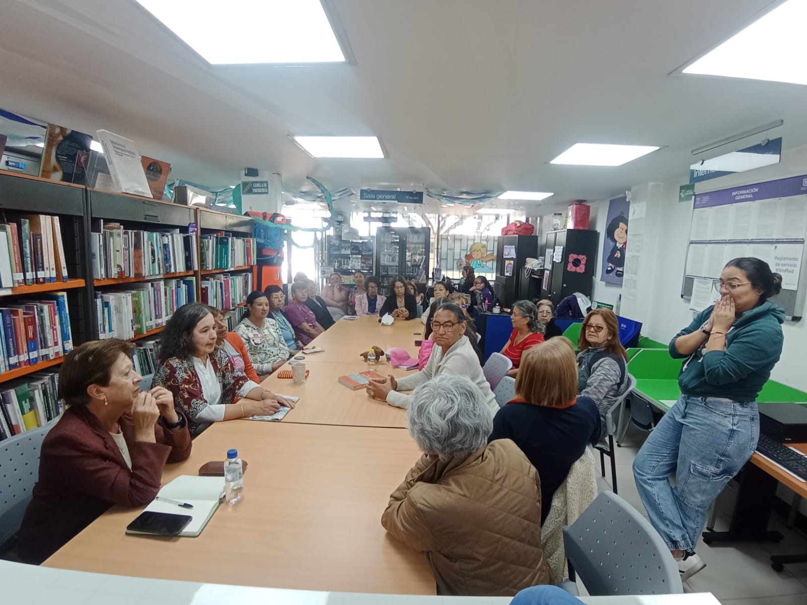 Personas mayores participando en el club de lectura en la biblioteca