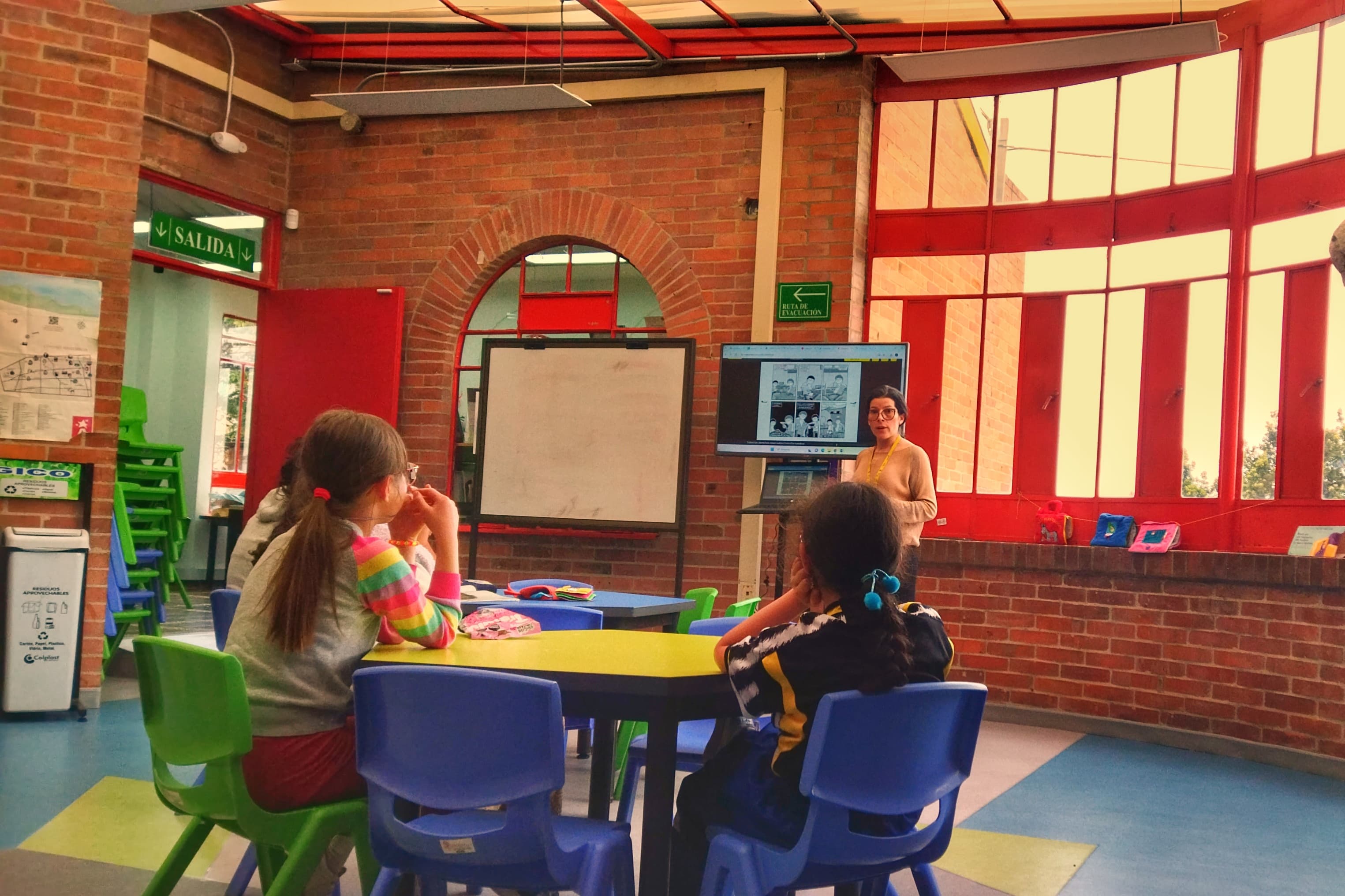 Niños escuchando una lectura