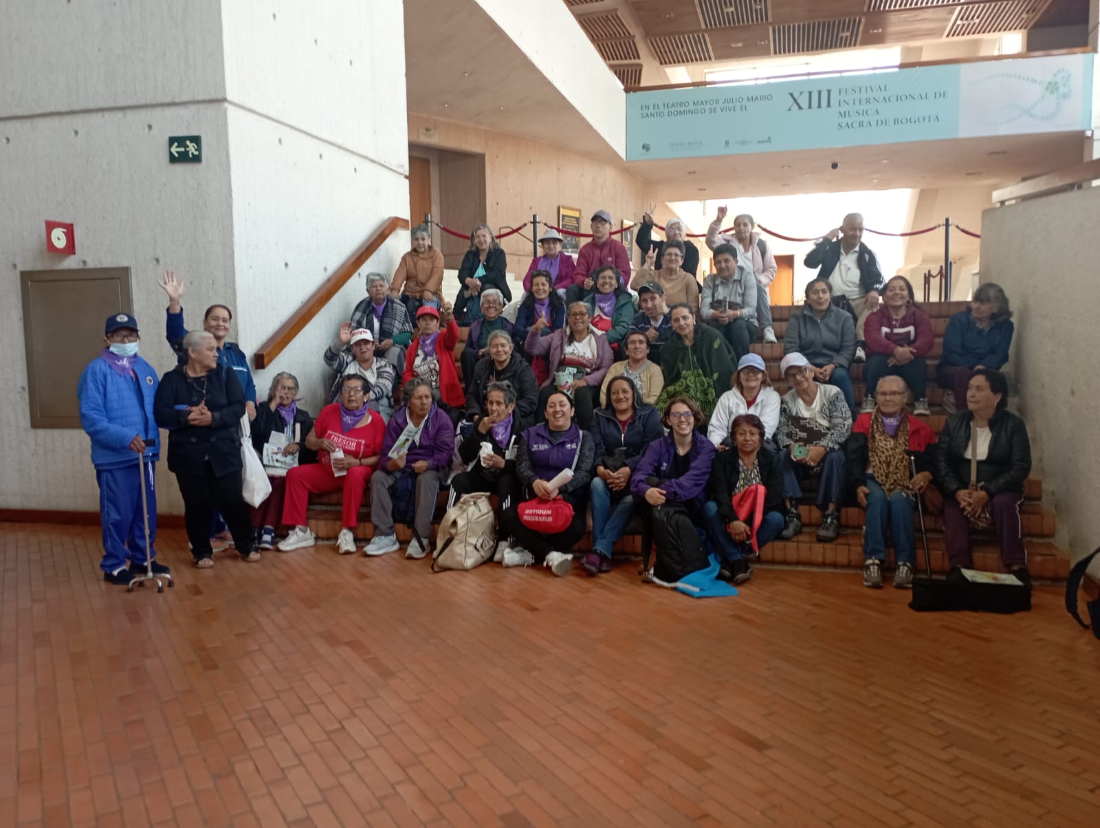 grupo de personas reunidas y felices