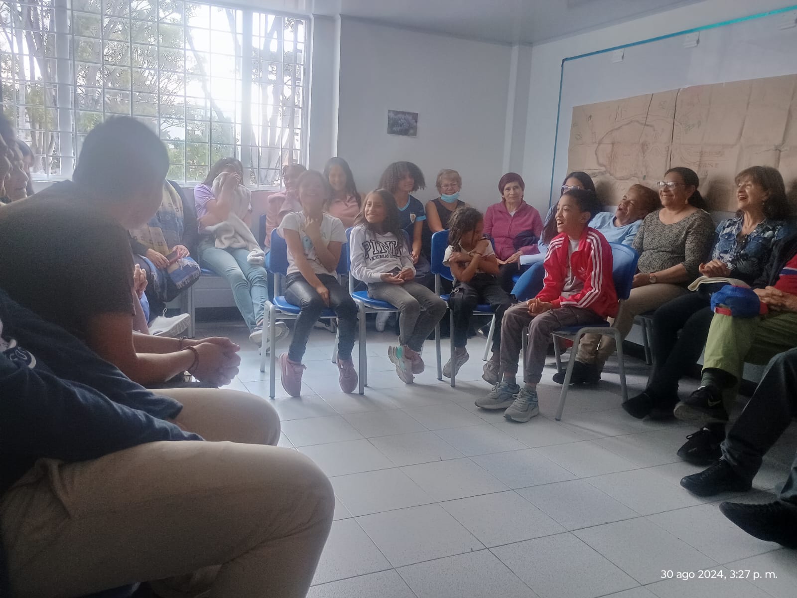 Adultos participando de actividad en la biblioteca