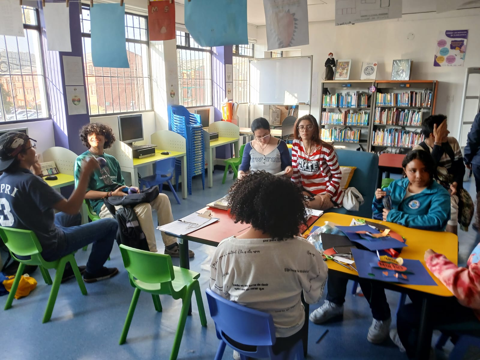 Personas participando de actividad en la biblioteca