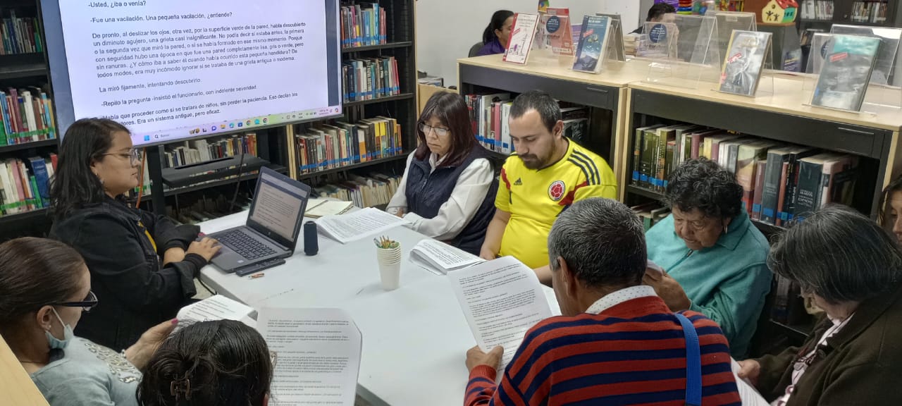 Usuarios participando en el club de lectura de la biblioteca