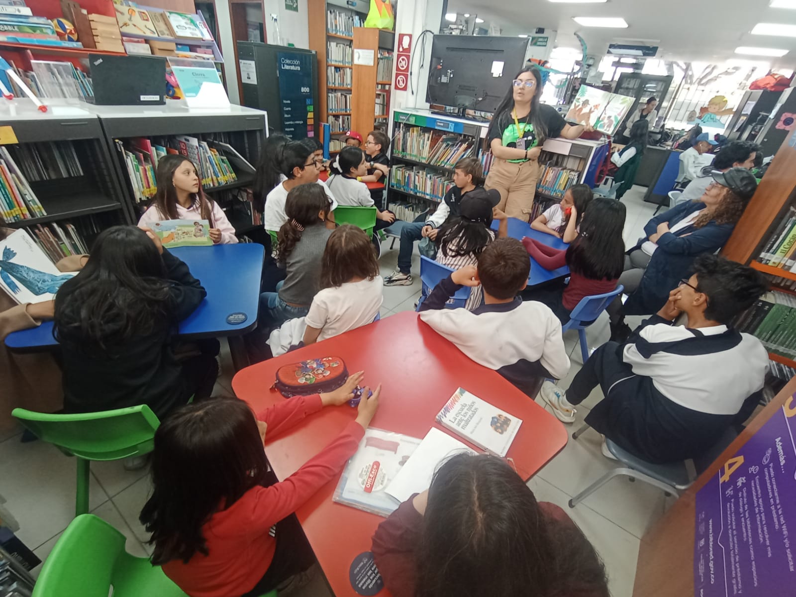 Usuarios participando en actividades en la biblioteca