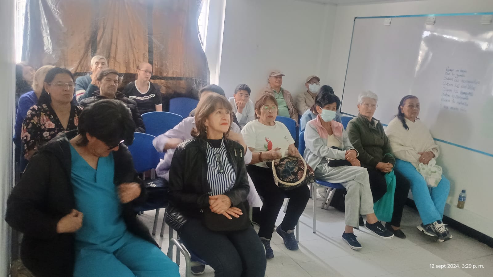 grupo de personas mayores viendo una película