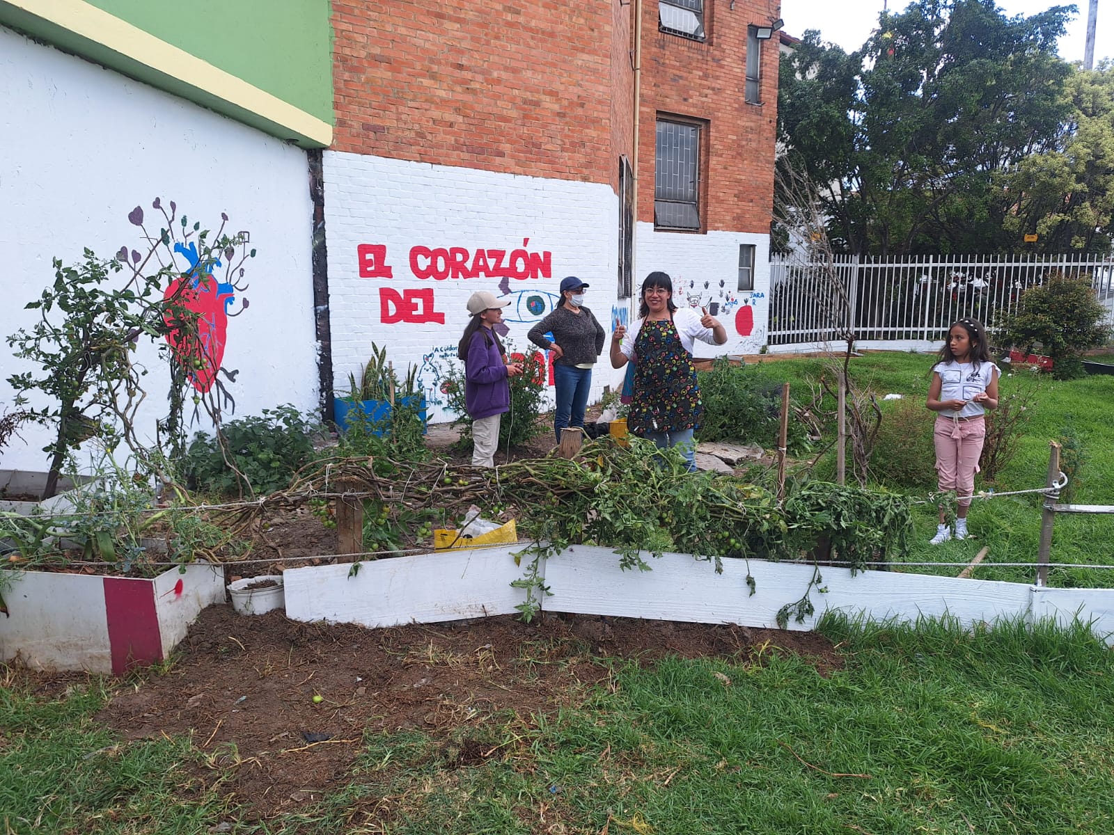 Usuarios participando en actividades de huerta en la biblioteca