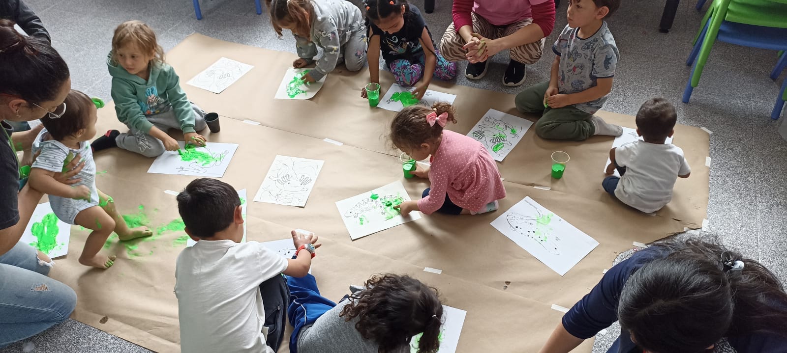 Infancias junto a sus cuidadores participando de experiencias lúdicas en la biblioteca