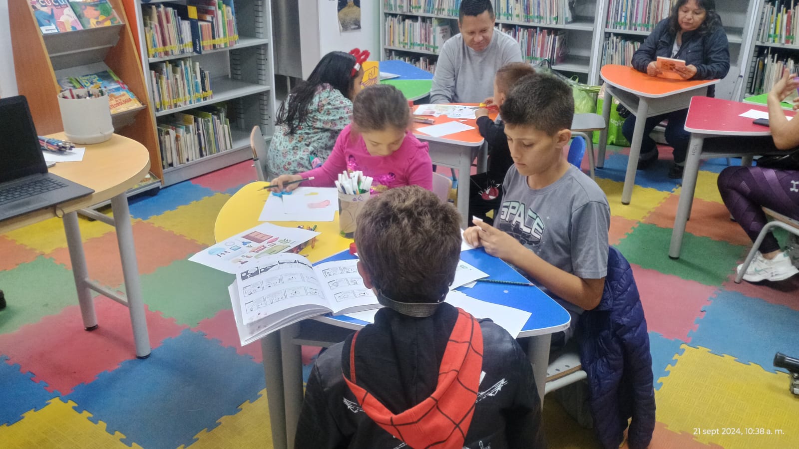 Niños y niñas escribiendo