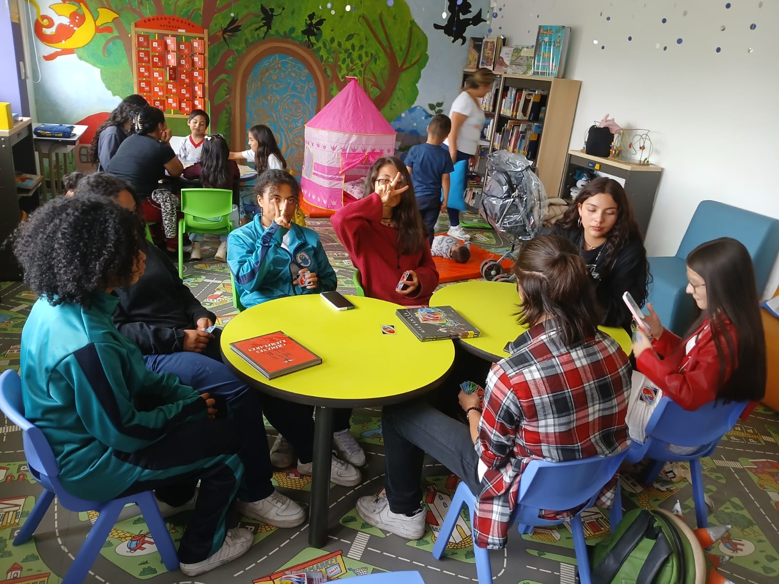 Jóvenes participando de actividad