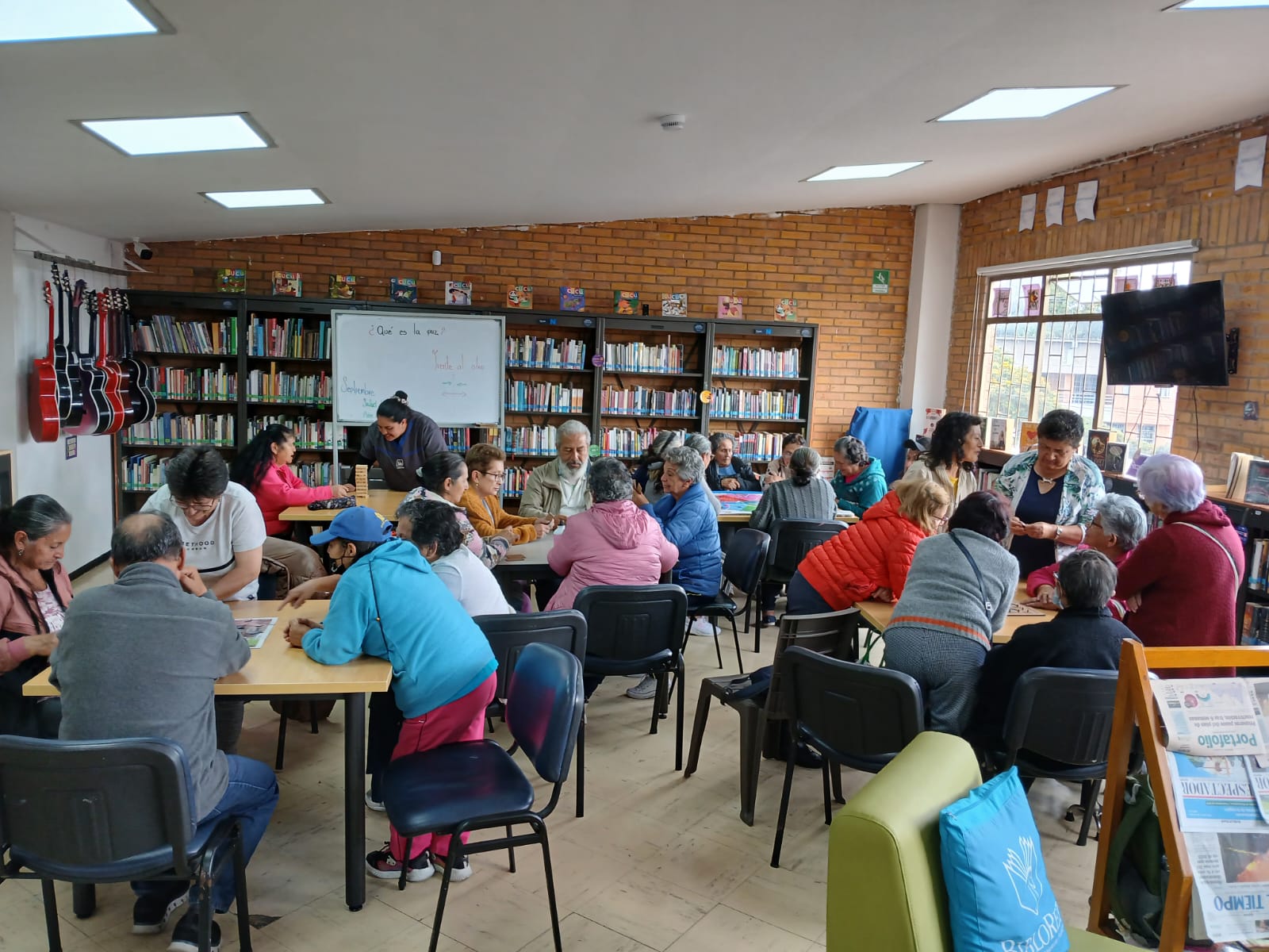 Personas mayores participando en el club de lectura en la biblioteca