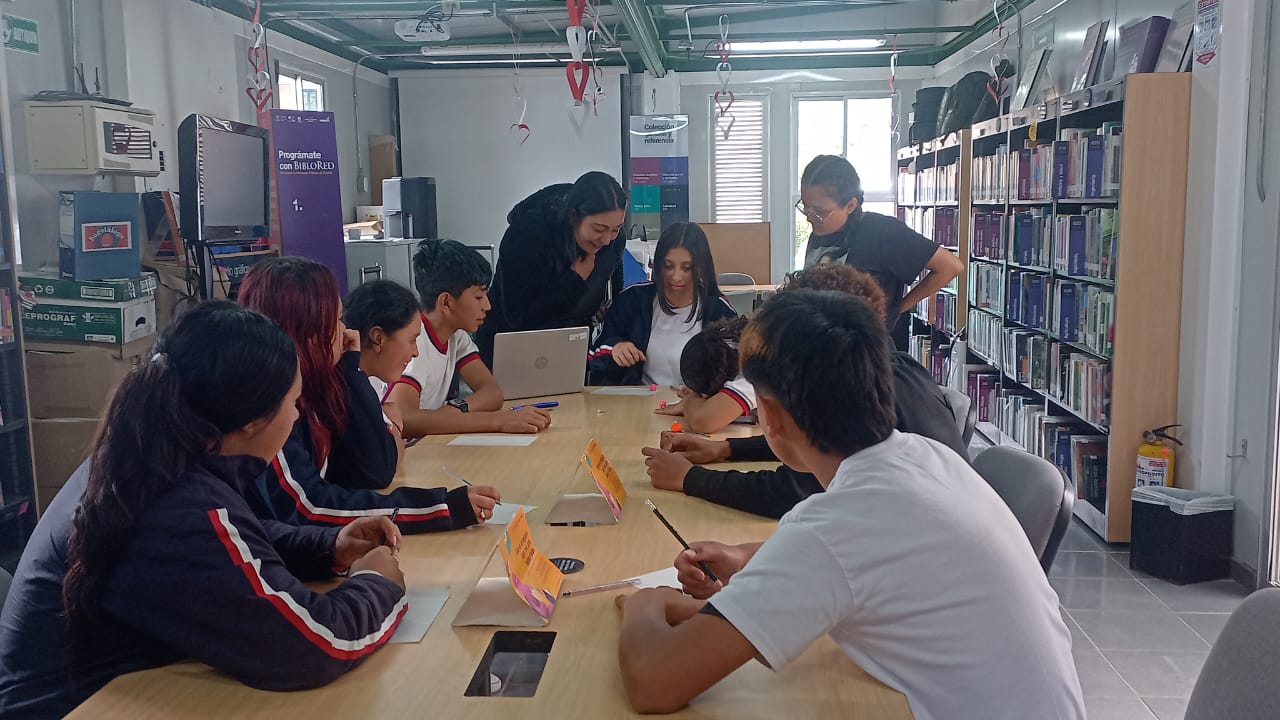 Usuarios participando en el club de literatura en la biblioteca