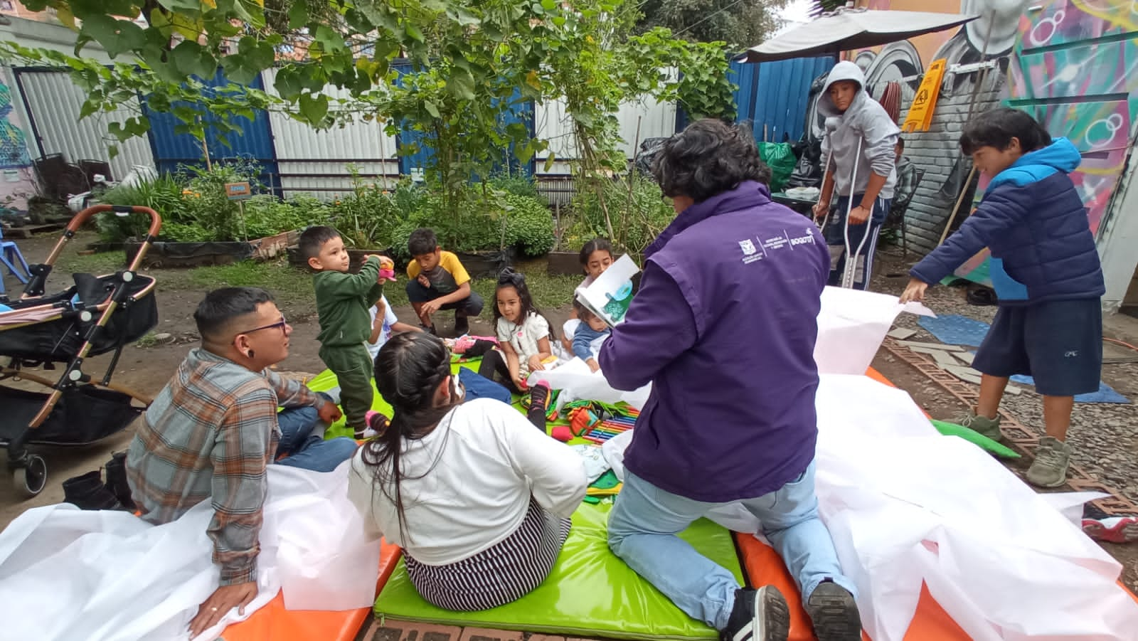 Niños y niñas en una huerta