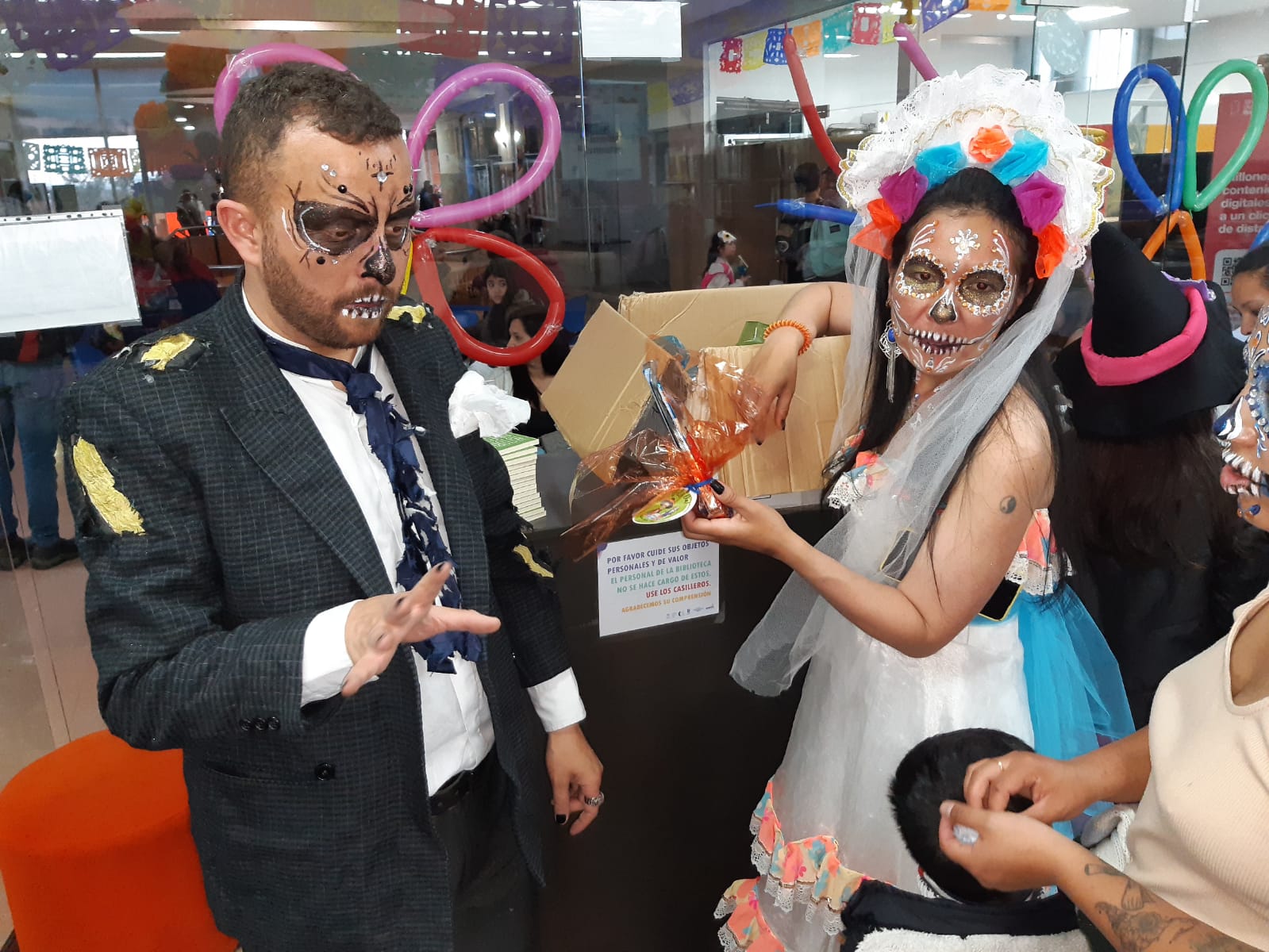 Infancias participando de actividades en la biblioteca en el día de muertos