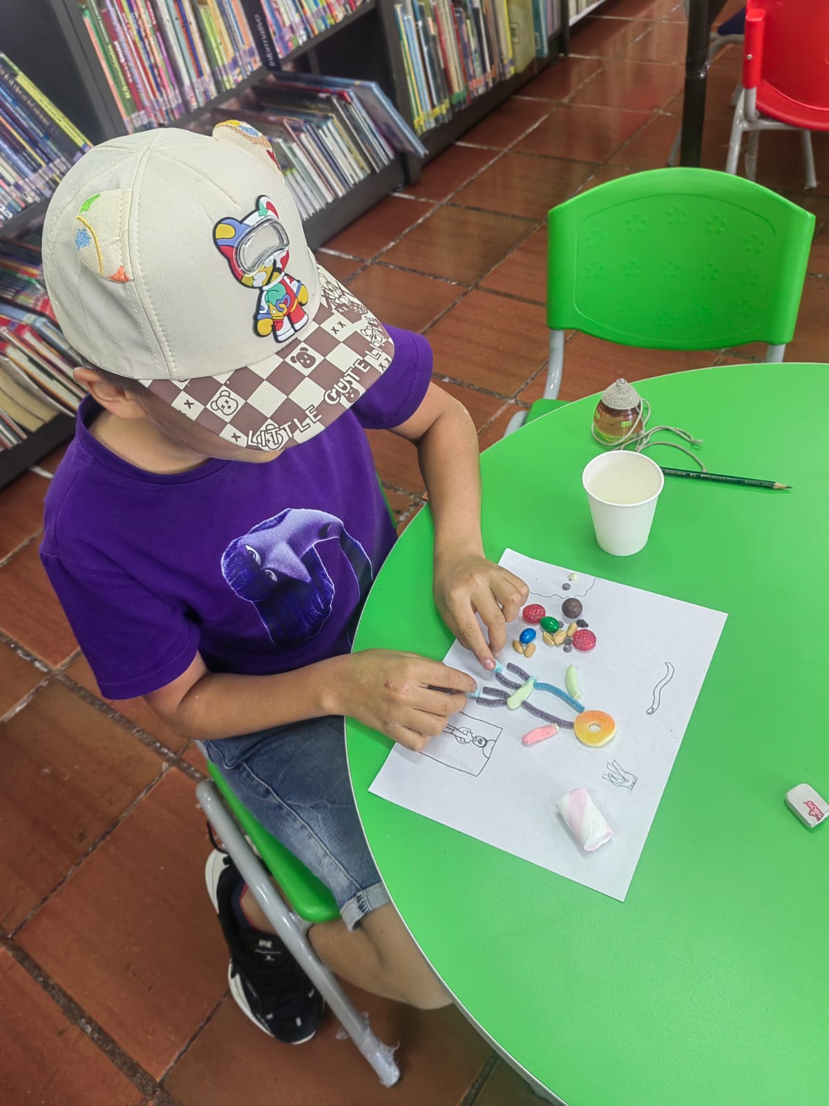 Infancia participando en el club de lectura infantil en la biblioteca