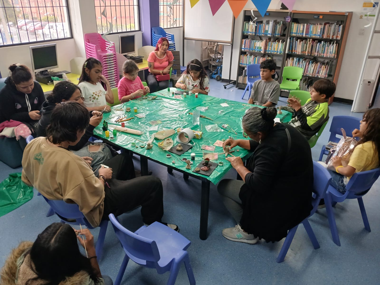 Niñas y adultas mayores con plastilina