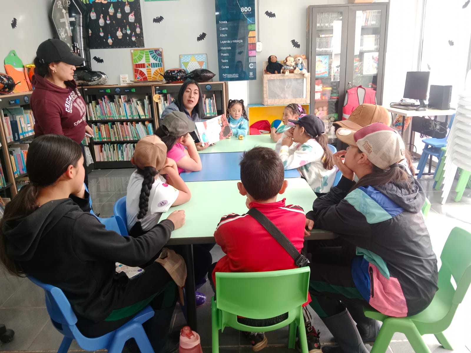 Niños escuchando charla