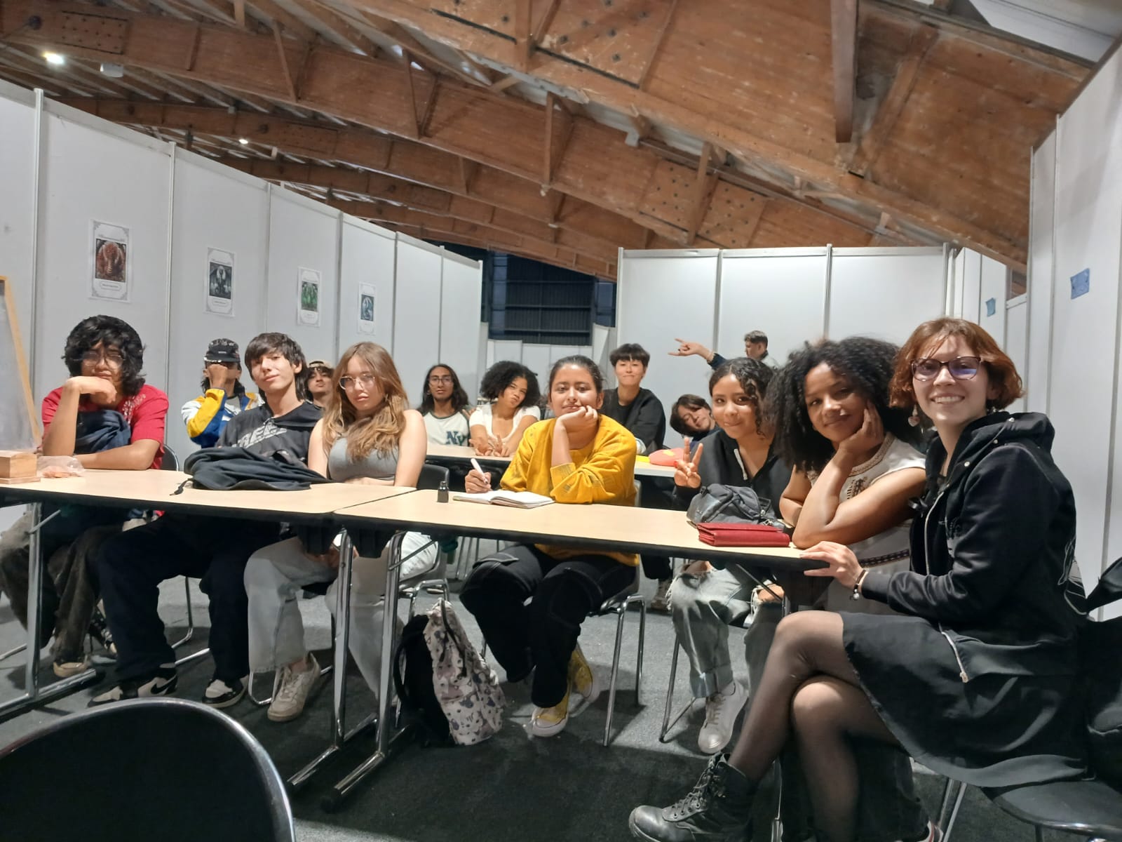 grupo de jóvenes sonriendo a la cámara