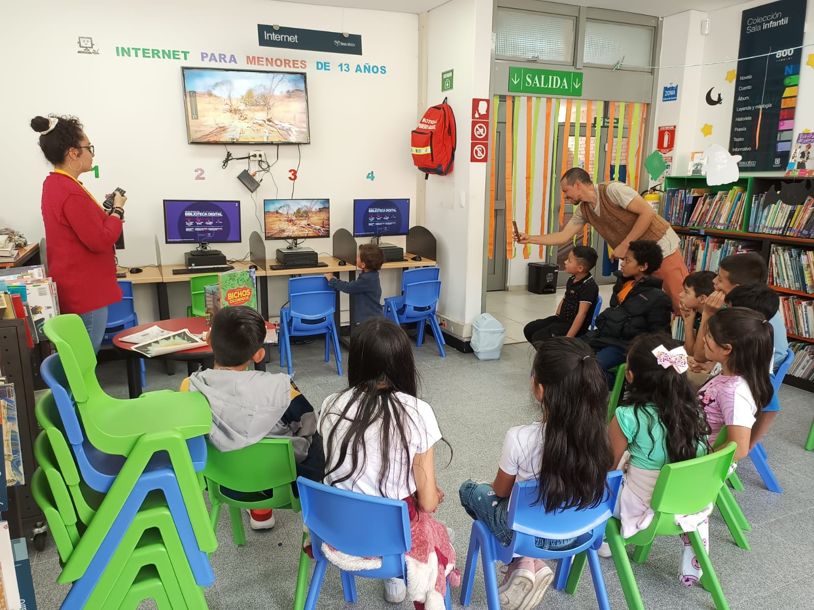 grupo de niños jugando y explorando videos juegos