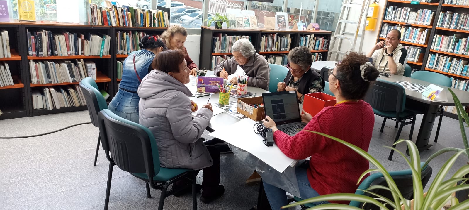 Usuarias participando en el club de lectura para personas mayores de la biblioteca