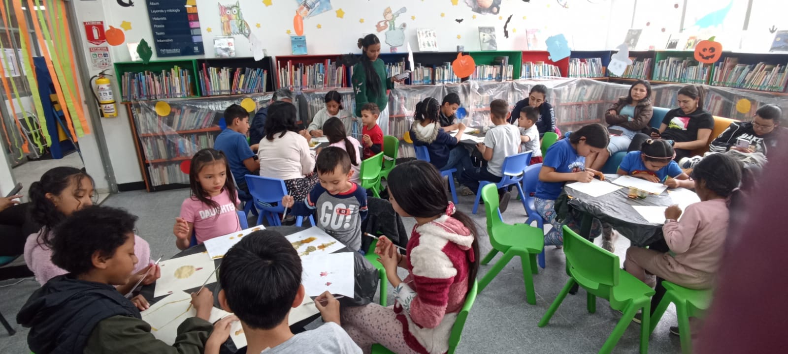 grupo de niños leyendo 