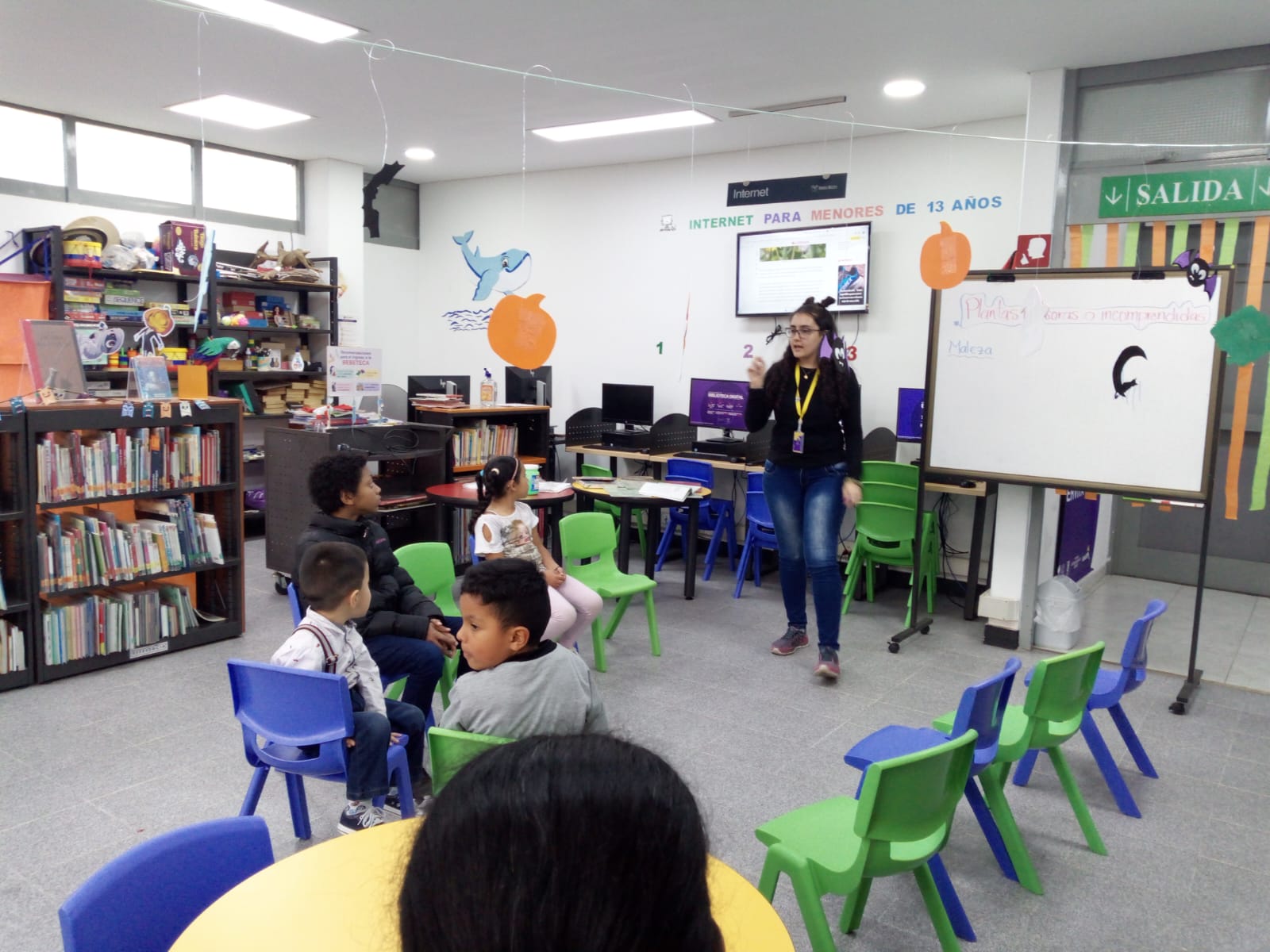 niñas y niños participando de actividad