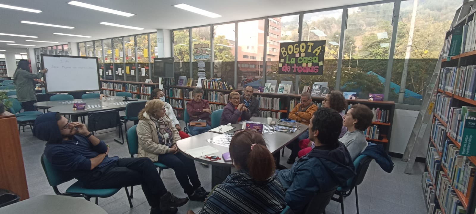 Personas dialogando 