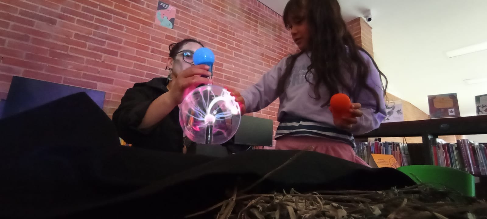 Niña y cuidadora jugando con pelotas