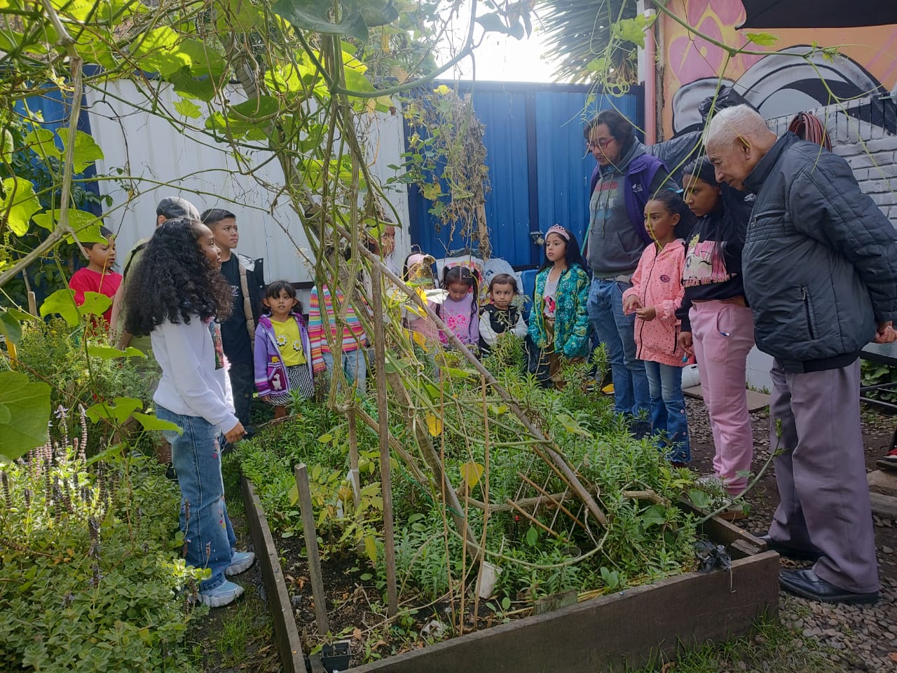 Adultos participando de actividad en la huerta