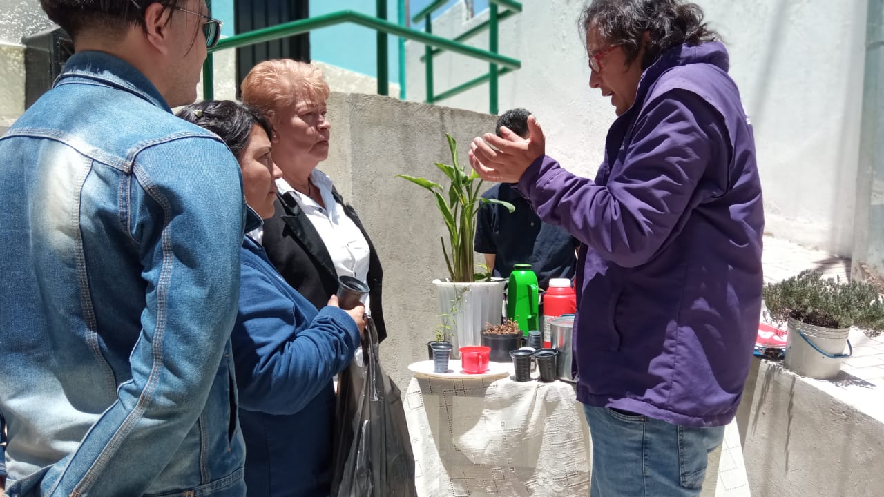 Adultos participando de actividad