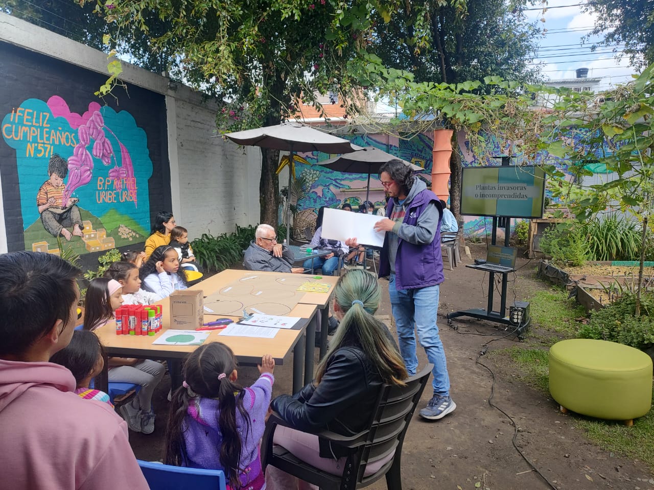 Personas leyendo en una huerta