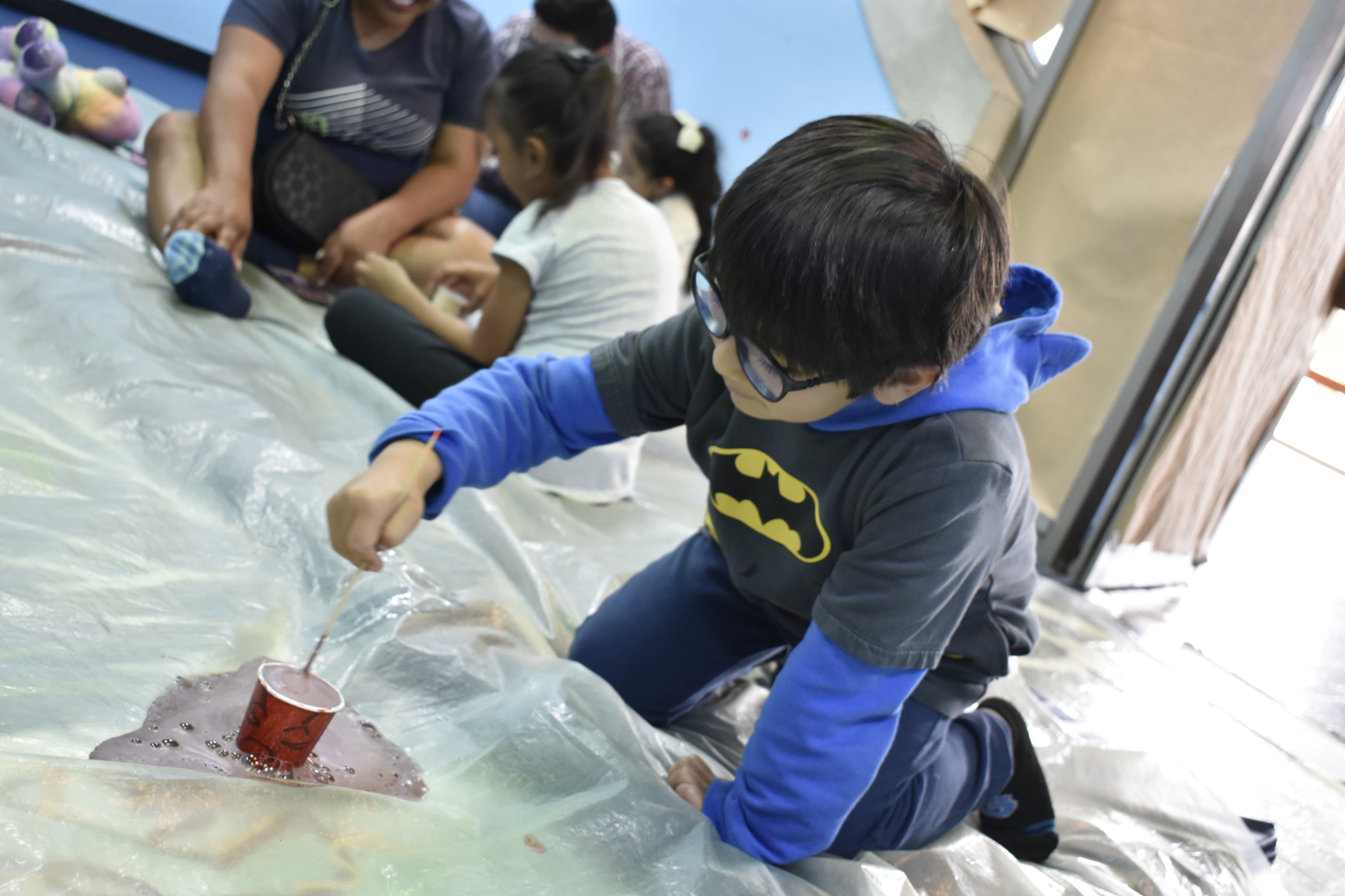 Niño haciendo un experimento