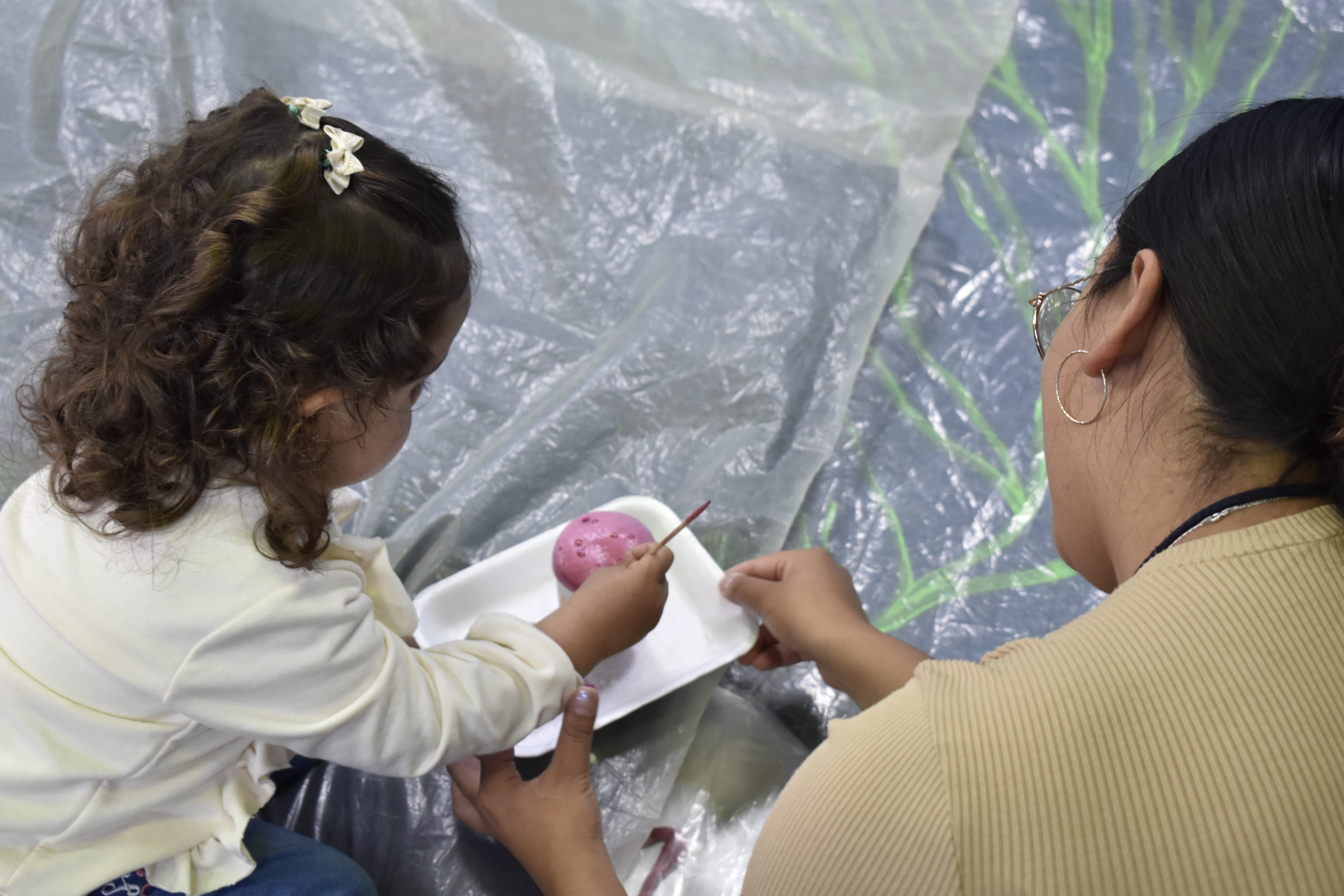 Madre e hija con un experimento