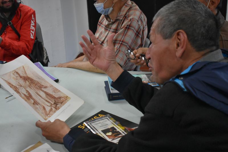 hombre viendo una ilustración