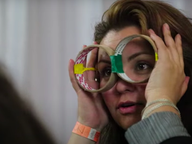 Mujer jugando con rollos de cinta