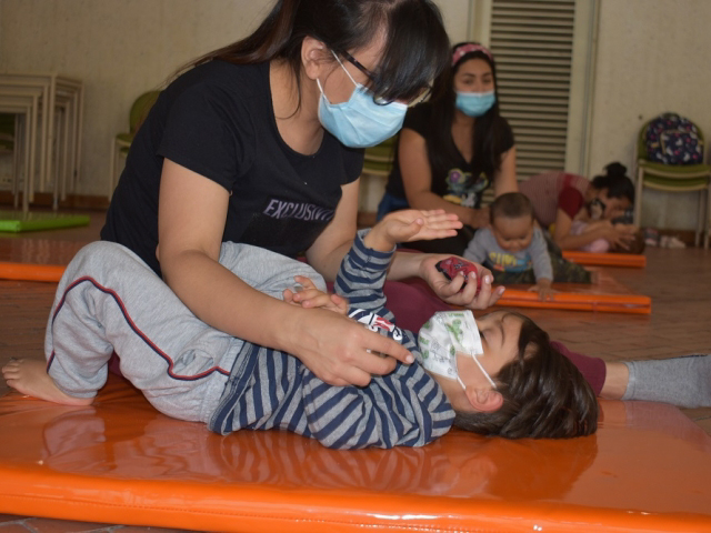 Madre y niño participando de actividad en la biblioteca