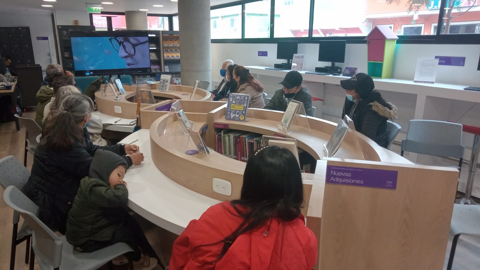 Adultos participando en la biblioteca