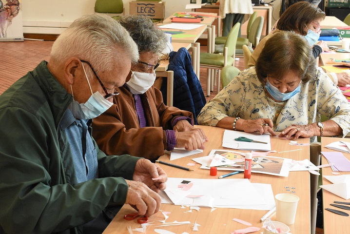 grupo de adultos mayores cortando papel