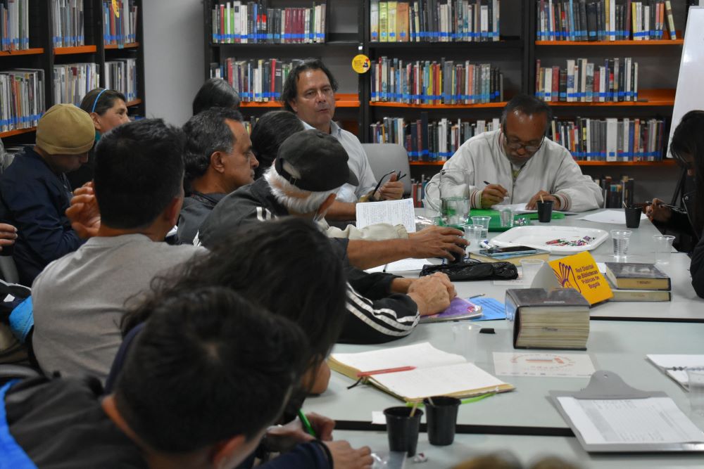 grupo de adultos en medio de un taller 